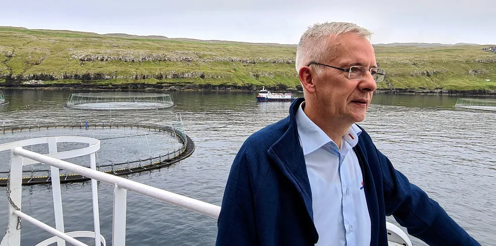 Bakkafrost-sjef Regin Jacobsen. Her ver sjølokaliteten Gulen (A02) rett utenfor Torshavn, som er den av lokalitetene til Bakkafrost som har mest strøm.