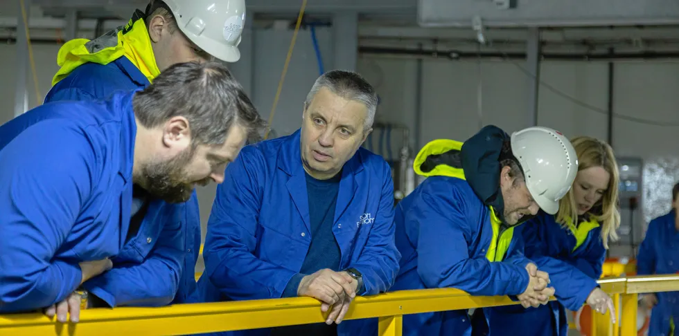 – Det å flytte fisk kan være stressende, men teamet observerte da at mye av fisken hadde roet seg, og at vi hadde lykkes i å få ned stressnivået. Det så veldig bra ut, sier Salmon Evolution-sjef Håkon André Berg.