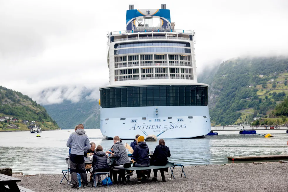 Cruiseskipene i norske farvann vil trolig slippe ut minst like mye CO2 som all innenriks luftfart i år. Her Royal Caribbeans Anthem of the Seas i Geiranger.