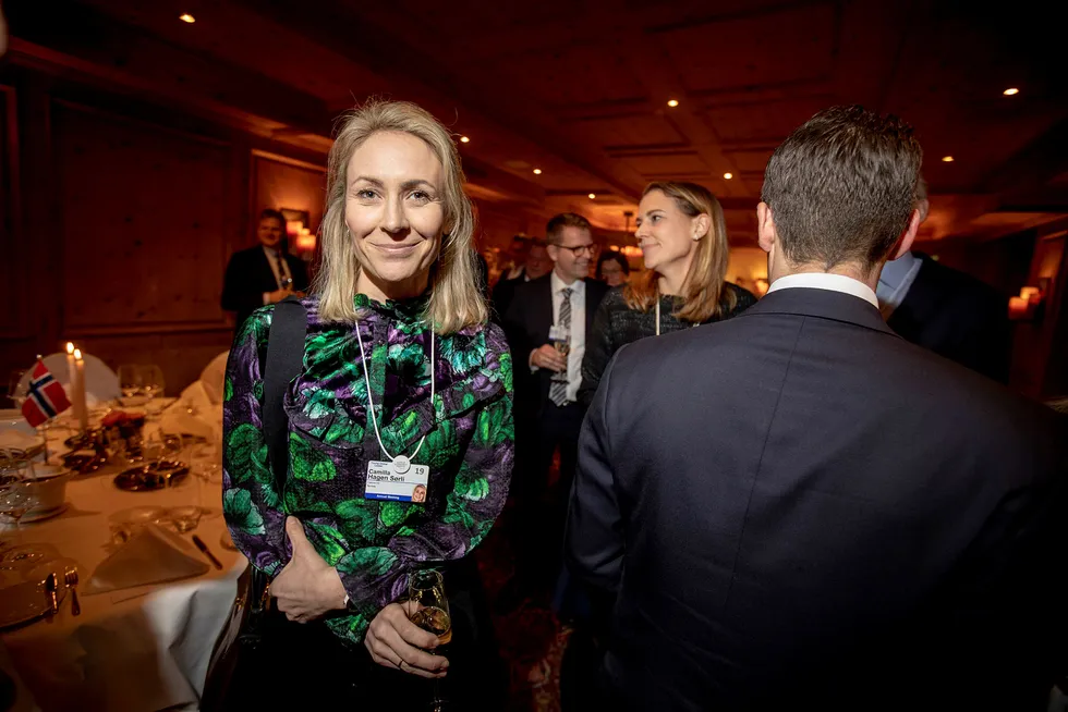 Camilla Hagen Sørli stilte på den norske fondue-middagen på Hotel Seehof mandag kveld. Bak henne står søsteren Caroline Hagen Kjos i et middagsselskap med bare 60 prosent menn.