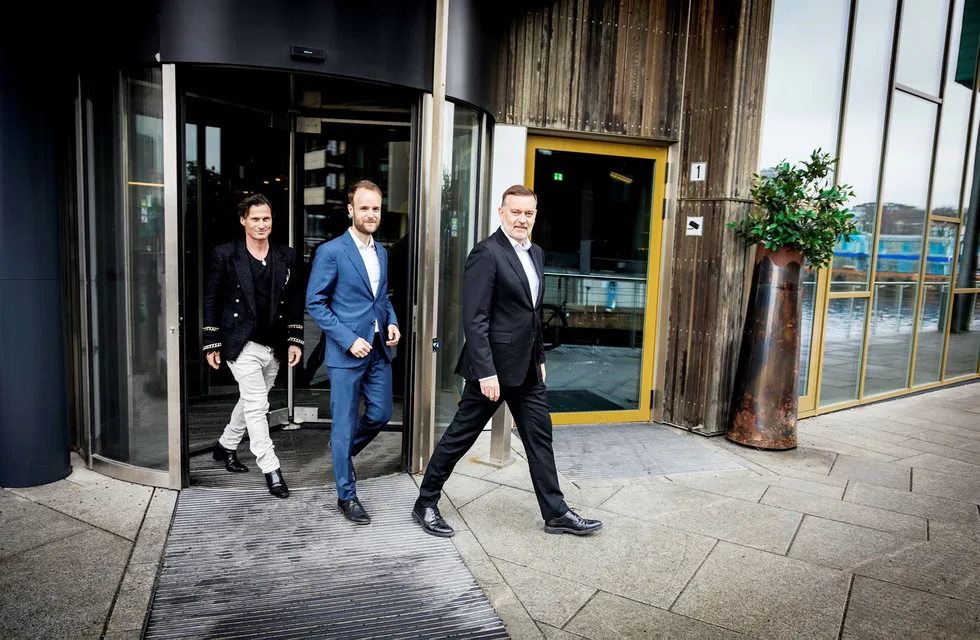 Petter Stordalen (til venstre) starter nytt selskap sammen med pr-byrået Kruse Larsen. Her med Kruse Larsen-sjef Jan-Erik Larsen (til høyre) og Marius Parmann, som blir daglig leder i det nye byrået. Foto: Gunnar Lier