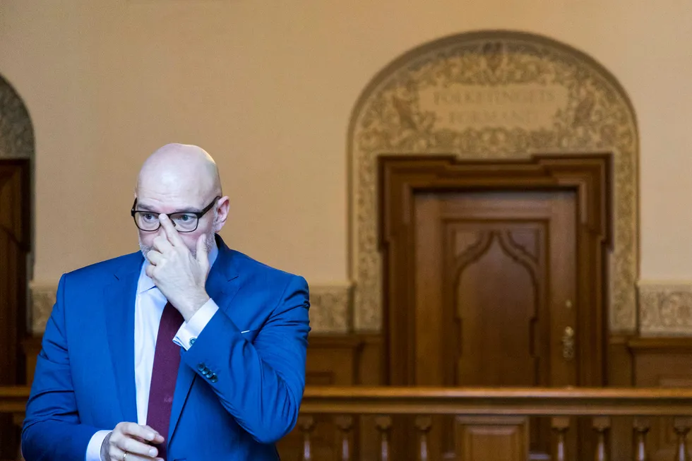 Konsernsjef i Danske, Jesper Nielsen retter på brillene etter høringen i Folketinget om hvitvaskingssaken i Danske Bank.