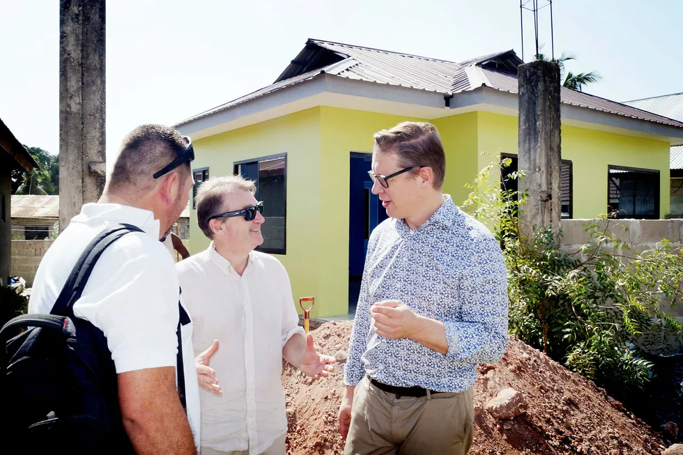 Daglig leder Pontus Engstrøm (til høyre) og økonomiprofessor Trond Randøy (i midten) i MTI Investment sikter mot børs med afrikanske aksjer i porteføljen. Her foran et hus i Tanzania oppført av Ecohomes. Foto: Privat