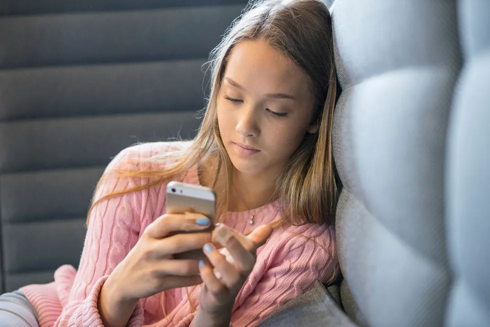 En høy andel barn og unge har fått reklame på nett for produkter og tjenester, og Medietilsynet er bekymret for økt kroppspress. Mens flest jenter får slankerelaterte reklamer, får flest gutter reklame for muskelforstørrende produkter.