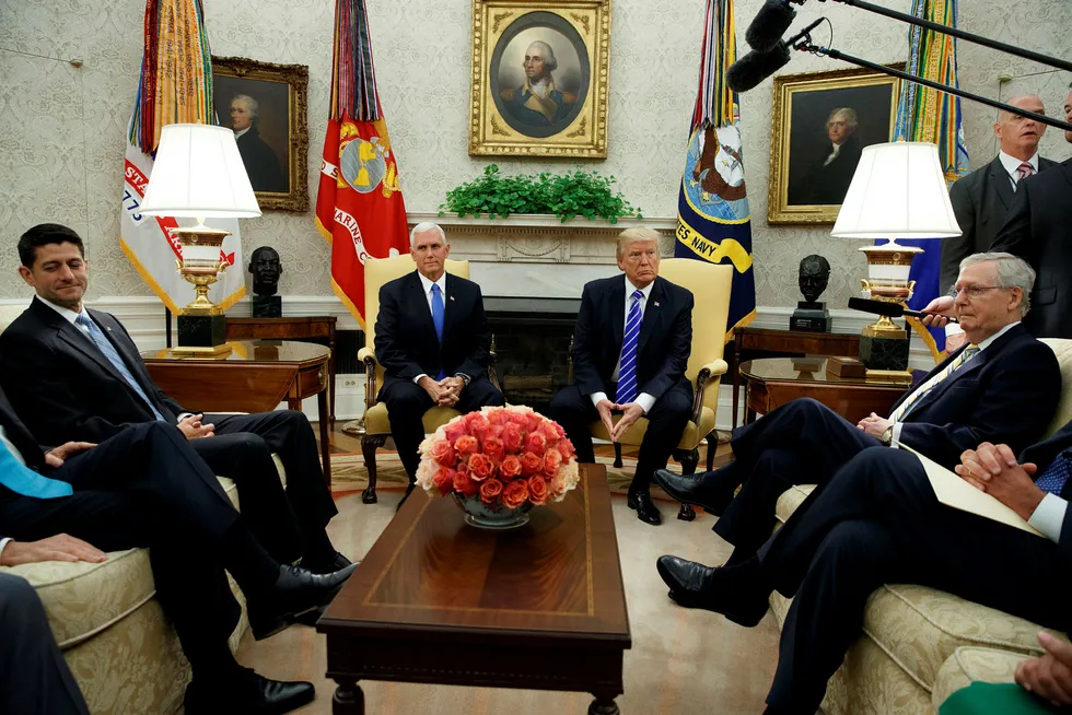 Onsdag kveld var Trump og kremen av kremen i Kongressen samlet i Det hvite hus for å bli enige om fristen for å nå det såkalte gjeldstaket. Foto: Evan Vucci