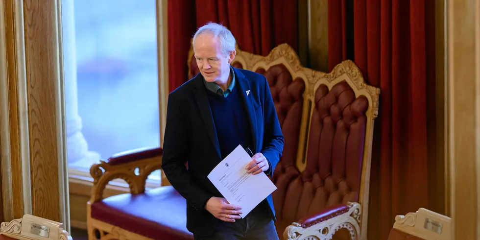 Med Lars Haltbrekken i spissen gjør SV et nytt forsøk på å få Stortinget til å vedta at nettleien skal jevnes ut. SV mener det bør settes av en pott på 700 millioner kroner, finansiert av nettkundene.