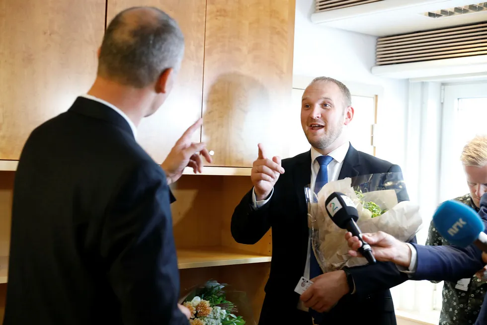 Nøkkeloverrekkelse i Samferdselsdepartementet. Jon Georg Dale (Frp) blir den nye samferdselsminister og får nøkkelen av avtroppende Ketil Solvik-Olsen (Frp). Foto: Gorm Kallestad / NTB scanpix
