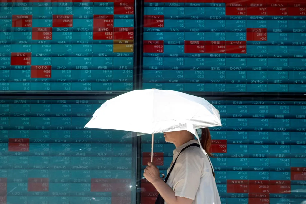 Det er stormkast ved Tokyo-børsen. Nikkei-indeksen stupte med over 11 prosent i løpet av handelen på mandag morgen.