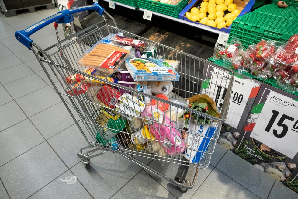 Folk fylte opp handelvognene før prisøkningene.