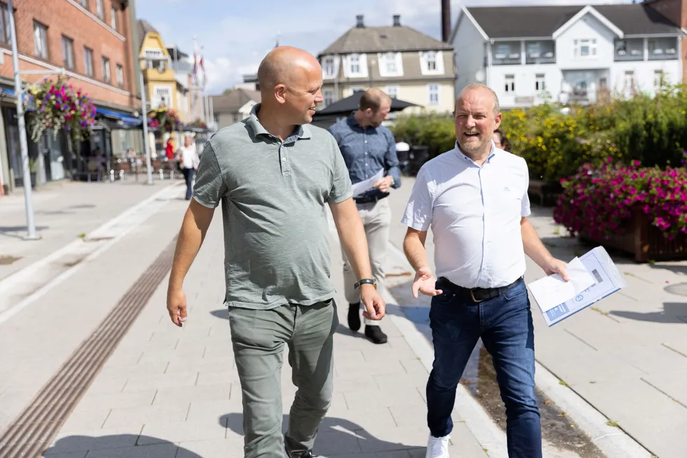 Partileder Trygve Slagsvold Vedum (Sp) og Ole André Myhrvold (Sp) mener Norge bør kunne skru av strømmen til Europa. Nå vil de ta for seg handlingsrommet i EØS-avtalen. Her under et valgkamparrangement i Østfold i august.