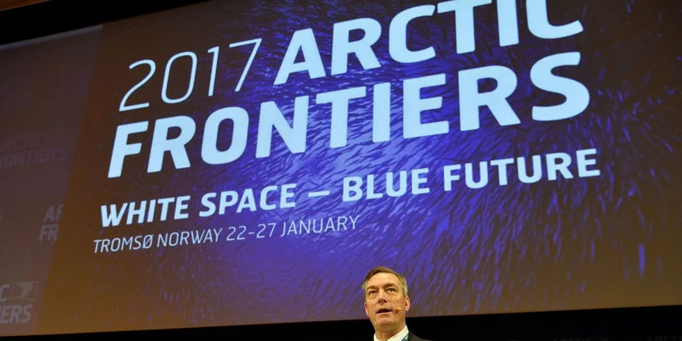 EU/EØS-minister Frank Bakke-Jensen tilbyr EU snøkrabbekvote i møte med EUs fiskerikommisær Karmenu Vella på konferansen Artic Frontiers. Pressefoto