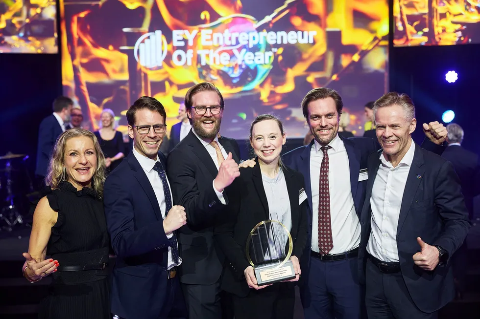 ECOnnect Energy vant entreprenørpris. Fra venstre: Ina Rosenberg (EY), Stian Magnusson, Magnus Eikens, Miriam Wennberg, Morten Christophersen og Hans-Petter Mellerud (jury).