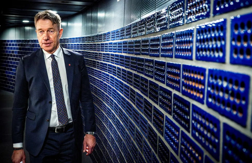 På vegne av norsk næringsliv vil energiminister Terje Aasland snike seg rundt ordningen med opprinnelsesgarantier. Grepet er å endre på varedeklarasjonen for strøm.