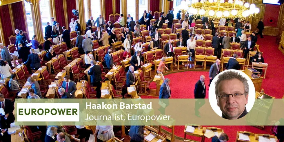 Flertallet på Stortinget vil ikke bremse krafteksporten, men de store partiene legger inn formuleringer som åpner for at det kan skje.