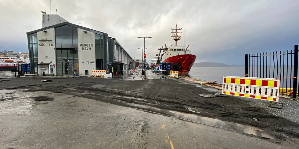 Den russiske fiskebåten «Oma» la til kai på Skolten i Bergen tidligere i desember med koronasmitte om bord. Hele mannskapet ble testet. 17 av 32 fikk påvist smitte. Ett av mannskapet om bord døde før de kom til kai i Bergen.