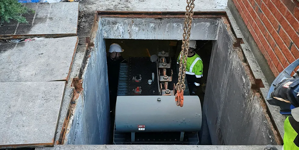 Beredskapen fungerer tross korona-tider. Omexom byttet en trafo for Elvia i Oslo på få timer.