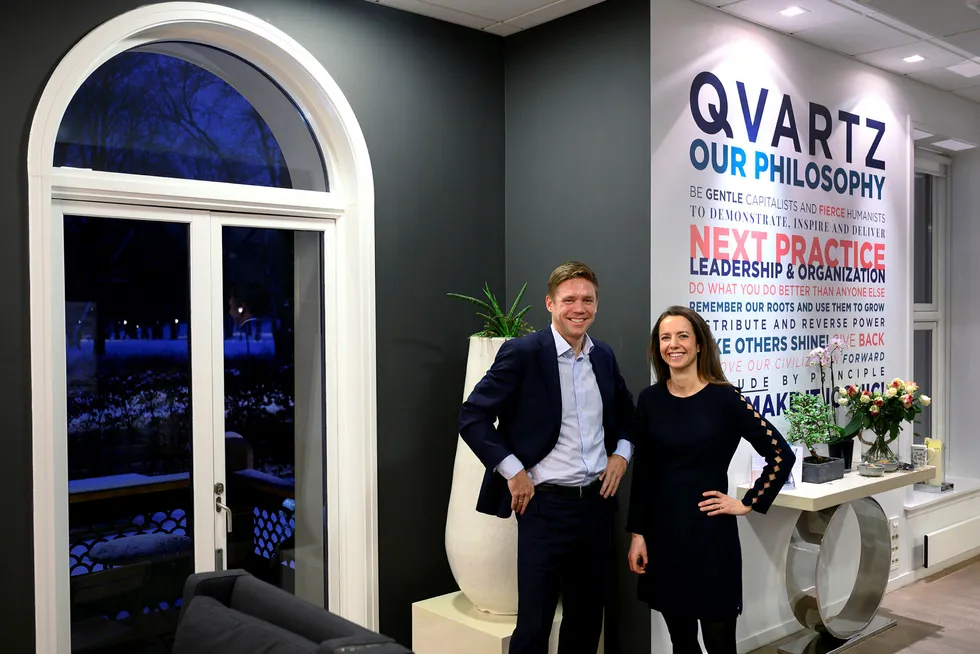 Konsulentselskapet Qvartz selges til USA. Gaute Andreassen og Sophia Holst er blant åtte norske partnere. Her er de på kontoret ved Slottsparken og Kunstnernes Hus en tidlig desember-morgen. De ansatte i Bain & Company i Oslo og Qvartz i Oslo skal flytte sammen.