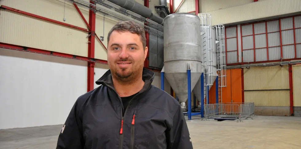 Daglig leder Hans Christian Tinnan Gjelseth i Salten Marine Resource inne i fabrikkhallen. Gammelt utstyr er ryddet ut i påvente av flere nye maskiner.