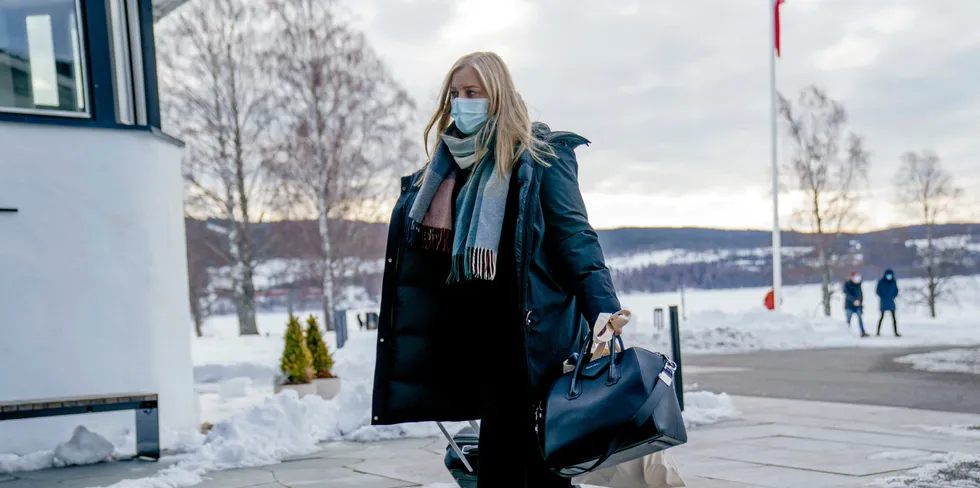 Olje- og energiminister Tine Bru har fått påvist korona. Bildet er tatt tidligere denne måneden da hun ankom regjeringens budsjettkonferanse.
