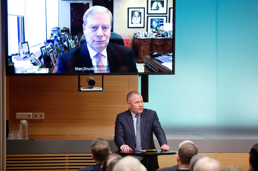 – Det ene området der jeg føler meg relativt komfortabel, er at jeg er short amerikanske dollar, sier investoren Stanley Druckenmiller. Tirsdag gjestet han Oljefondets investeringskonferanse, der han snakket med Nicolai Tangen på videolink.
