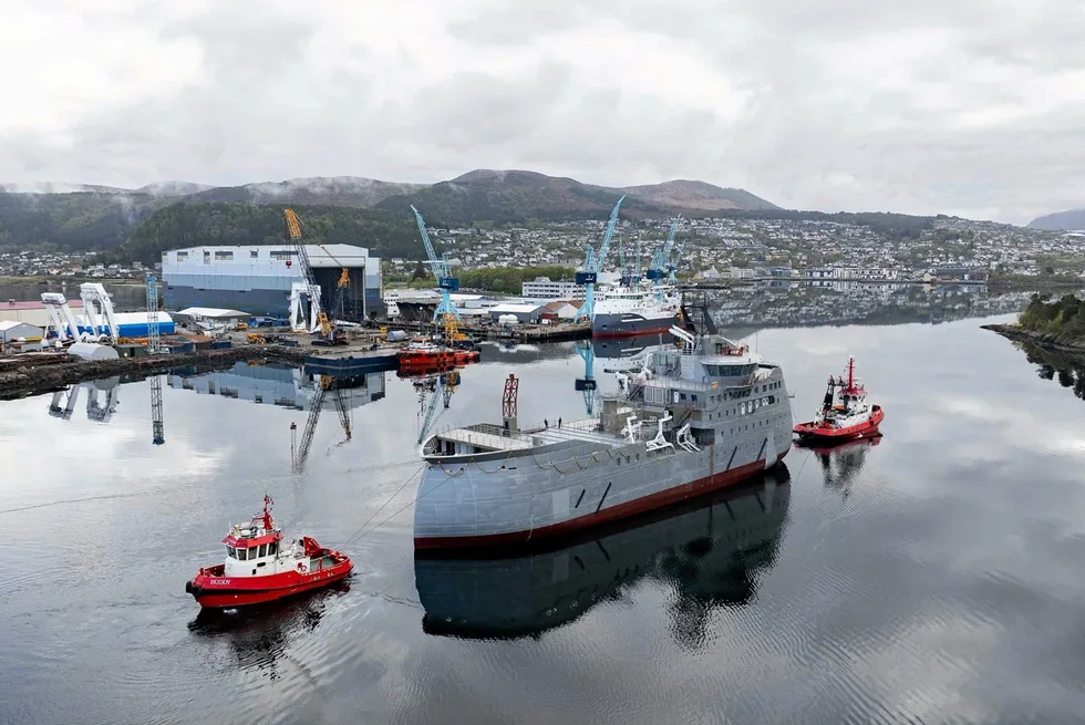 Bygg 319 på Ulstein verft. Her fra innseilingen til verftet.