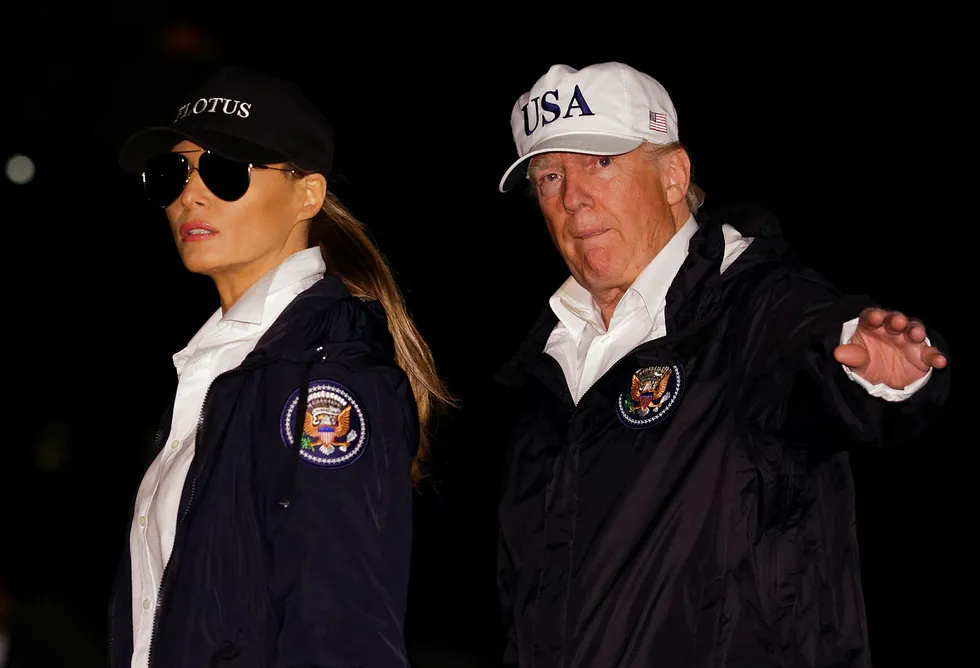 President Donald Trump og Melania Trump returnerte tirsdag kveld til Det hvite hus etter å ha besøkt de flomrammede områdene i Texas. Foto: Carolyn Kaster / AP / NTB Scanpix
