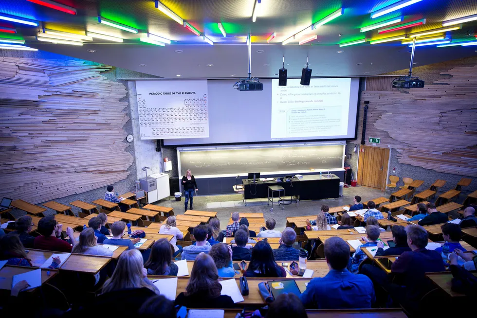 Alt for mange benker står tomme på norske realfagsforelesninger. Sammenlignet med nabolandene uteksaminerer Norge vesentlig færre studenter i realfag, noe som ikke er godt nytt med tanke på Norges fremtidige behov av teknologer. Her fra en kjemiforelesning på Gløshaugen i Trondheim. Foto: Ole Morten Melgård