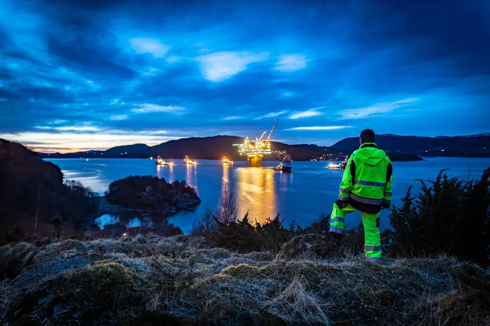 Her fraktes en ny oljeplattform ut i Nordsjøen. Oljebransjen offshore bruker 10 TWh strøm, inkludert 4 TWh forbruk på land.