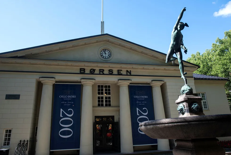 Hovedindeksen på Oslo Børs har latt seg påvirke av oljeprisfallet.