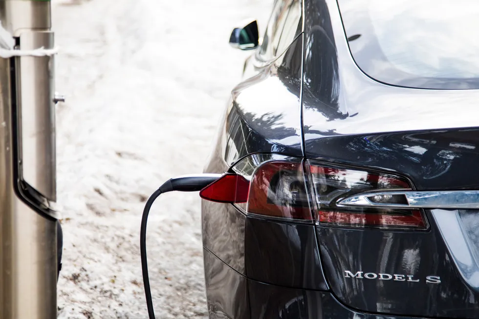 Det er stor forskjell på ladetid mellom hjemmeladere og hurtigladere, og på om man lader i varmt eller kaldt vær, eller på kaldt eller varmt batteri, skriver Erik Andresen.