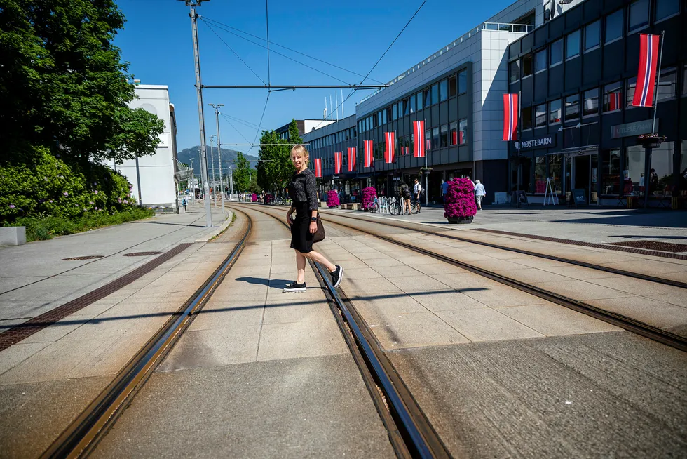 Toppsjef Jannicke Hilland i kraftselskapet BKK mener utslippskravene i fjordene må holdes like strenge etter koronakrisen – for å få ned utslippene fra blant annet cruisenæringen. Her i bybanetraseen på Nesttun i Bergen.