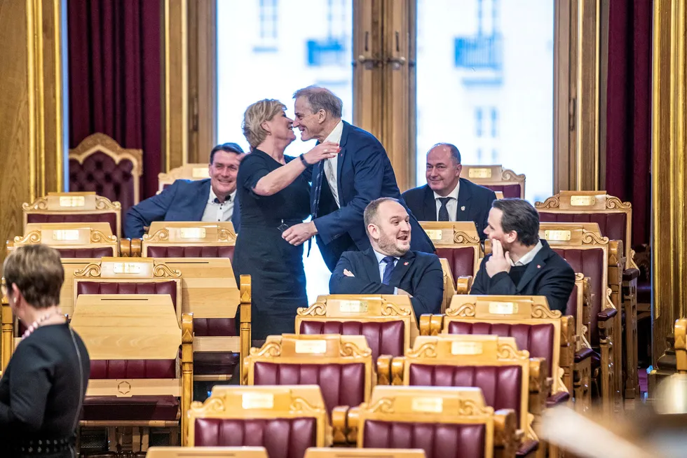 Frp-leder Siv Jensen var sluppet ut av fengsel og fikk en klem av Ap-leder Jonas Gahr Støre.