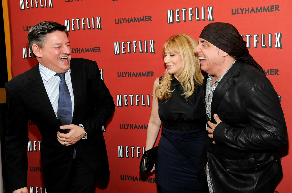 Innholdssjef Ted Sarandos i Netflix sier forholdet til NRK var anstrengt angående rettighetene til «Lilyhammer». Her sammen med hovedrolleinnehaver Steven Van Zandt og Maureen Van Zandt under premierevisningen av serien i New York i 2012. Foto: Evan Agostini/AP Photo