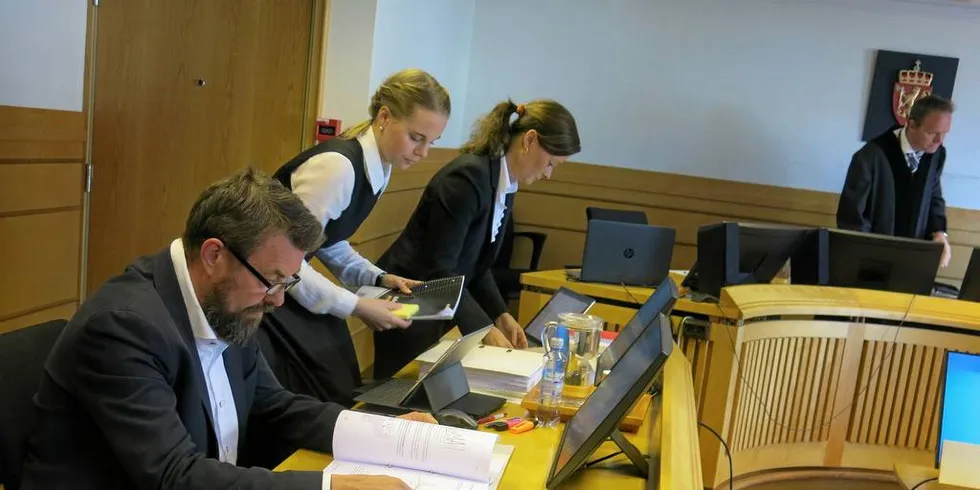 USIKKERT OM RETTSKRAFTIG DOM: Dommen fra Sør-Trøndelag tingrett er ikke bekreftet rettskraftig. Bildet fra hovedforhandlingene i april, Frode Reppe (t.v.), Reppes advokater Ingrid Andreassen og Nina G. Sandnes. Til Høyre dommer Eirik Lereim.Foto: Agnar Berg