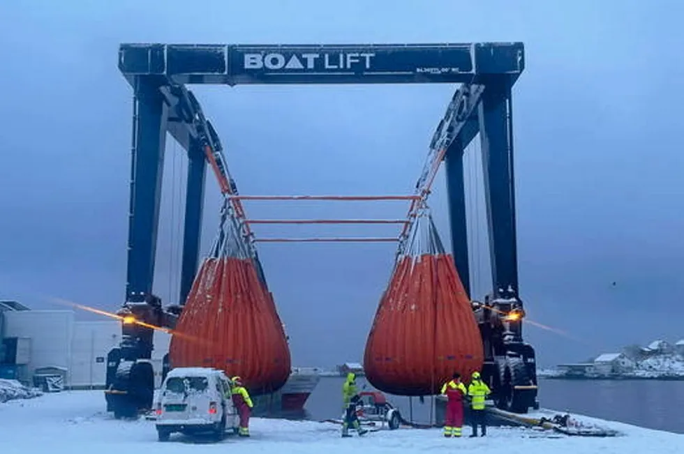 Ymek båtheis under testing.