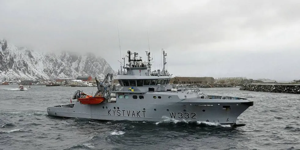 KONTROLL: KV «Heimdal», her på tur ut fra Svolvær, har de siste dagene tatt seg av kontrollen på fiskefeltene i Lofoten.Foto: Frode Adolfsen