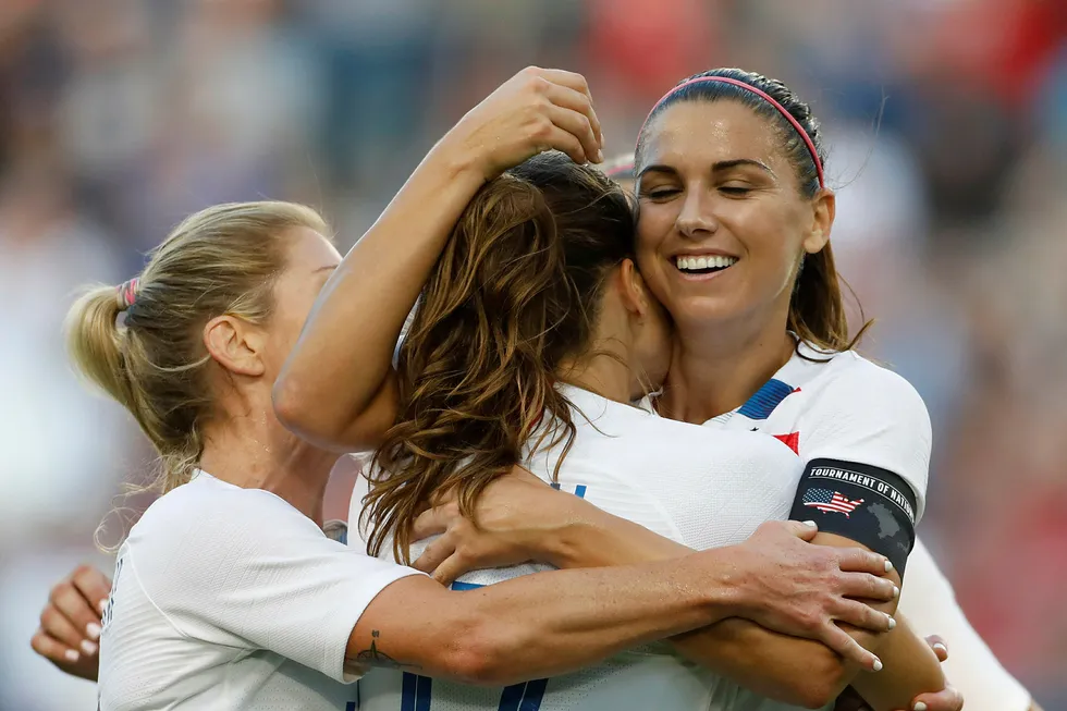 USAs kvinnelandslag i fotball, her ved spissen Alex Morgan (til høyre) som ble kåret til årets spiller i USA i 2018.