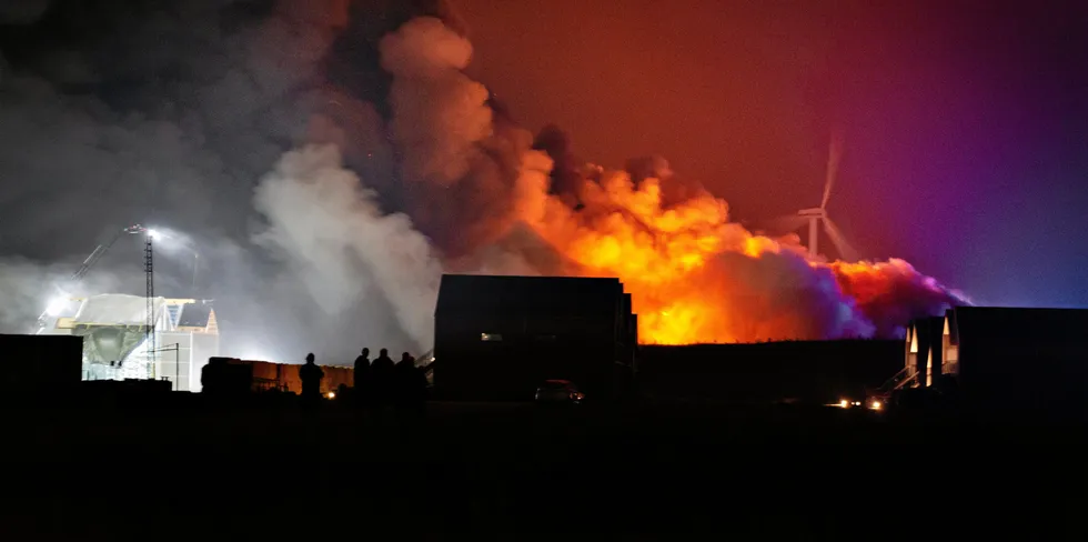 Flammene stod høyt over bygningene til Atlantic Sapphire i Hvide Sande.