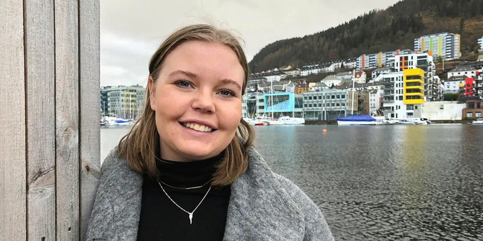 Sara Krugerud Berntzen (21) er student ved Institutt for sammenlignende politikk ved Universitetet i Bergen. Hun skal ha praksis hos Salmon Group denne våren.