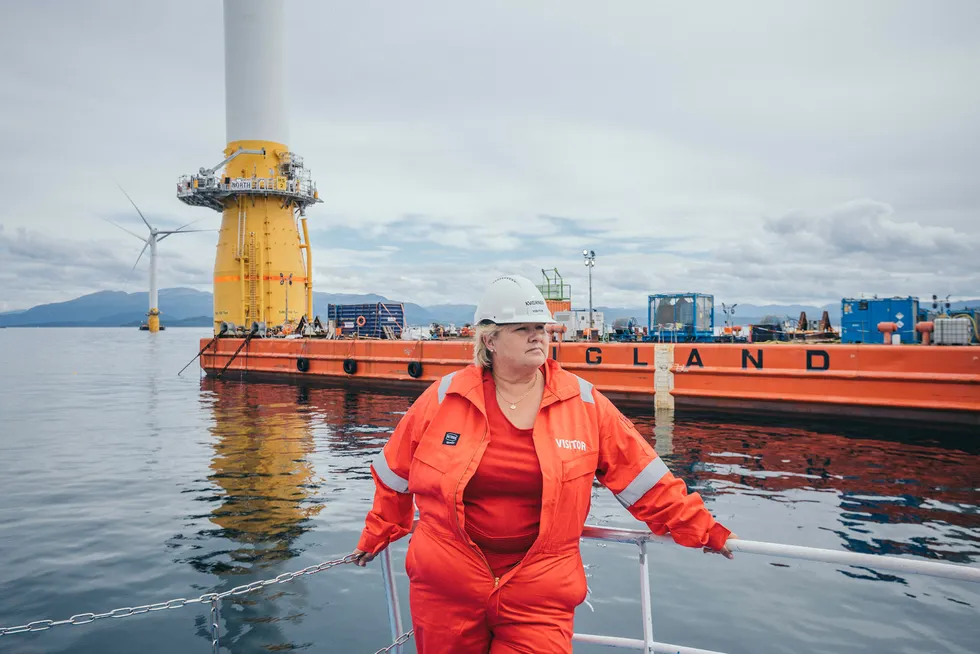 Statsminister Erna Solberg ville ha grønn omstilling. Slik gikk det ikke. Her fra hennes vestlandsturné før valget i 2017 der hun besøkte Kværner Stord og så på bygging av installasjoner til Johan Sverdrup-feltet.