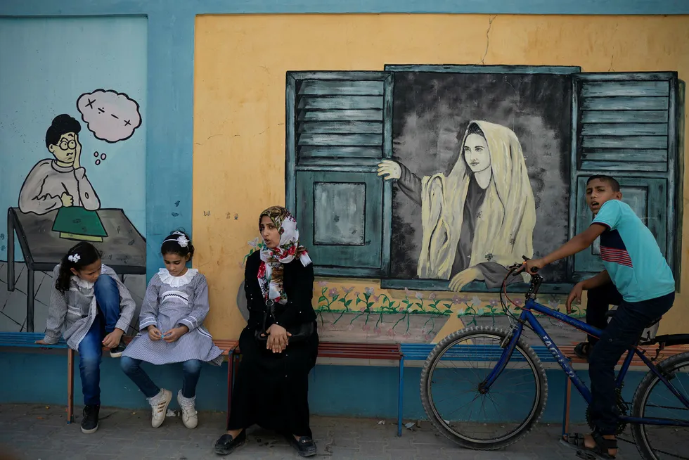 To palestinske jenter utenfor en skole som drives av UNRWA i Gaza by da skolen startet denne uken.
