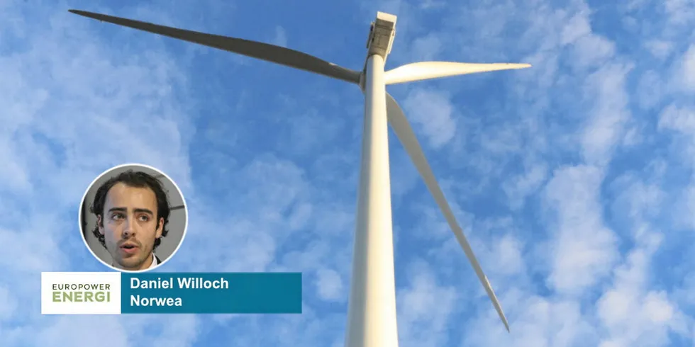 Rådgiver Daniel Willoch i vindkraftforeningen Norwea mener at SVs nei til vindkraft er et stort skritt vekk fra rollen som ansvarlig klimaparti. Daniel Willoch / Norwea.