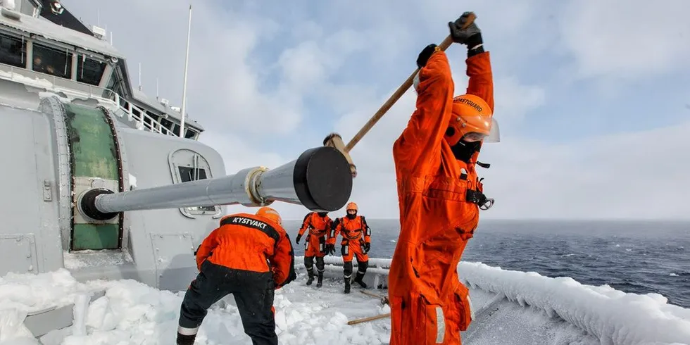 KV «Svalbard» går løs på isen under svært kalde forhold i Svalbardsonen. Foto: Offiser Håkon Kjøllmoen om bord på KV «Svalbard».