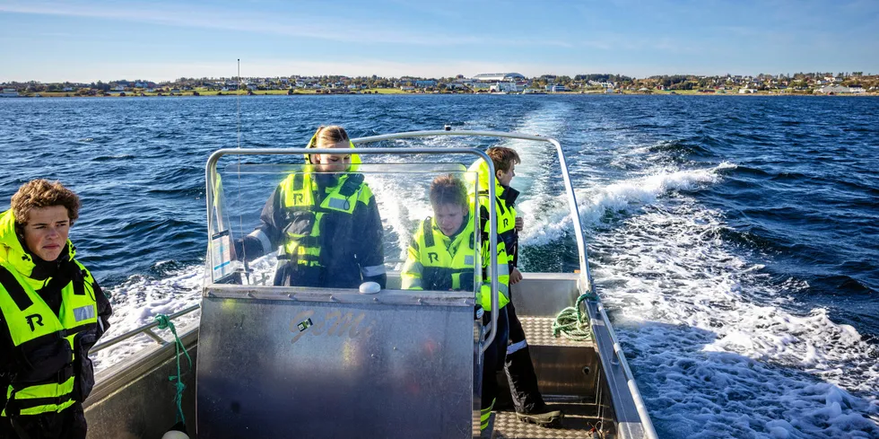 Illustrasjonsfoto skoleungdom: Elever på Naturbruks linja på Guri Kunna videregående skole på vei ut. Oppdrettsanleggene ligger rett utenfor skolen og Sistranda sentrum.