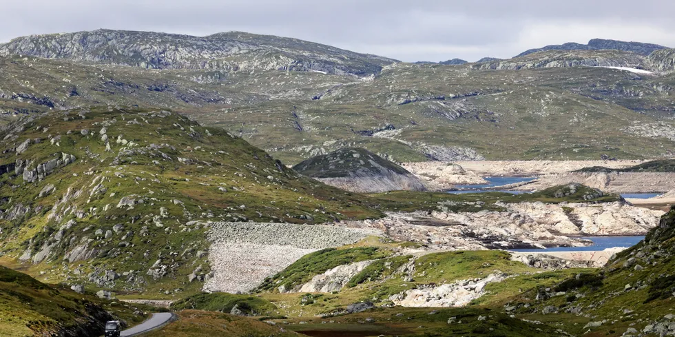 Lav vannstand i Rosskreppfjorden, en innsjø i Sirdal og Valle kommuner i Agder.