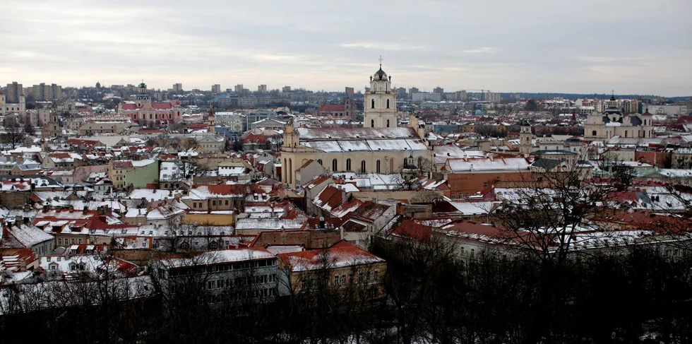 Den norske statsborgeren er en sjømataktør som har hatt virksomhet i Norge. Han ble pågrepet i Vilnius 13. desember i fjor.