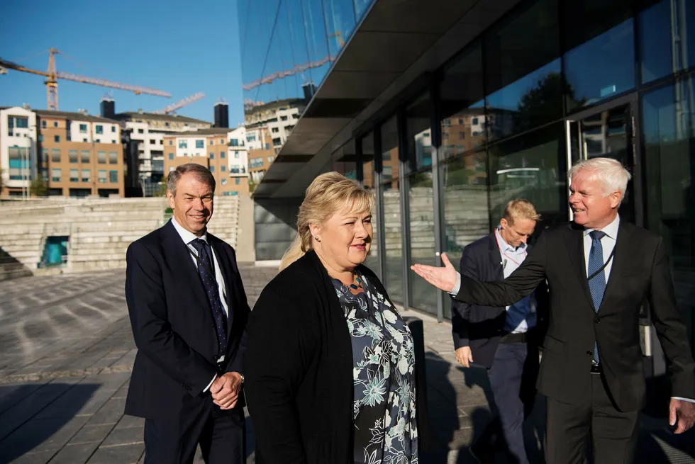 Statsminister Erna Solberg ankom Stavanger konserthus mandag for å ta med seg en gladnyhet om økonomien i Rogaland. Her sammen med administrerende direktør i Sparebank 1 SR-Bank, Arne Austreid (til venstre) og kommunikasjonsdirektør i Sparebank 1 SR-Bank, Thor-Christian Haugland. Foto: Marie von Krogh