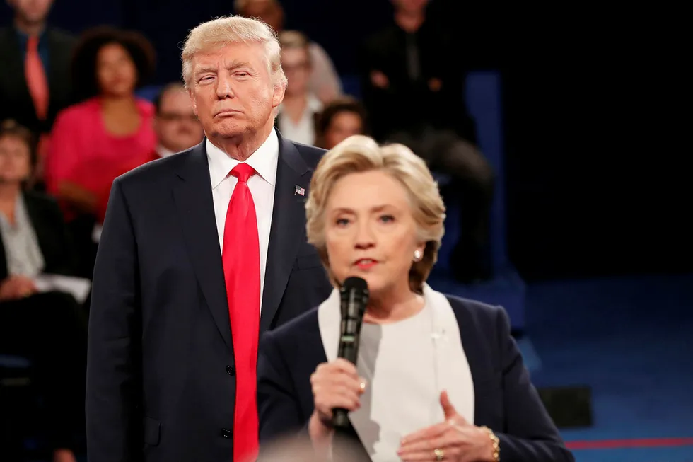 Republikanernes presidentkandidat Donald Trump (i bakgrunnen) og demokratenes kandidat Hillary Clinton her avbildet under en av de TV-sendte presidentdebattene tidligere i valgkampen. Foto: Rick Wilking / Reuters / NTB Scanpix