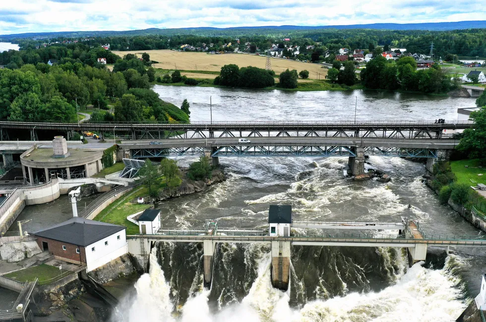 Dronefoto av Sarpsbrua. Det er denne brua som nå lever på lånt tid.