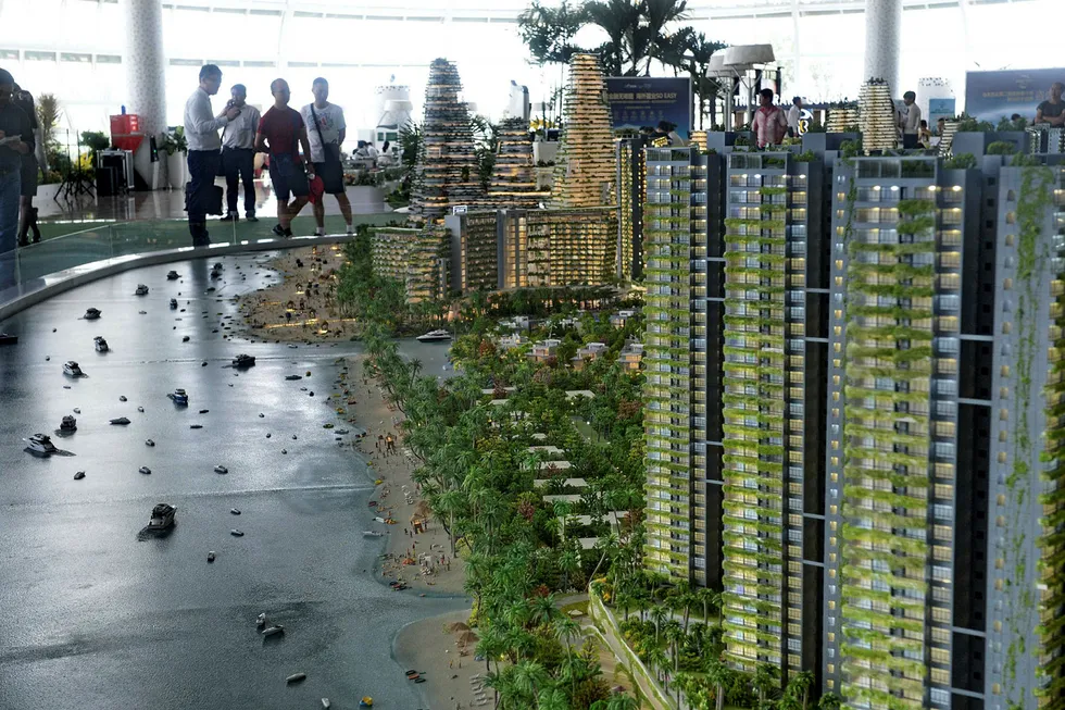 Forest City på malaysiske side av Johor-stredet mot Singapore skal etter planen bli en ny by med over 700.000 innbyggere. Kritikerne har lenge ment dette er et luftslott hvor det ikke er tatt miljøhensyn og hvor hele prosjektet er avhengig av kinesisk kapital og kunder. Foto: Roslan Rahman/AFP/NTB Scanpix